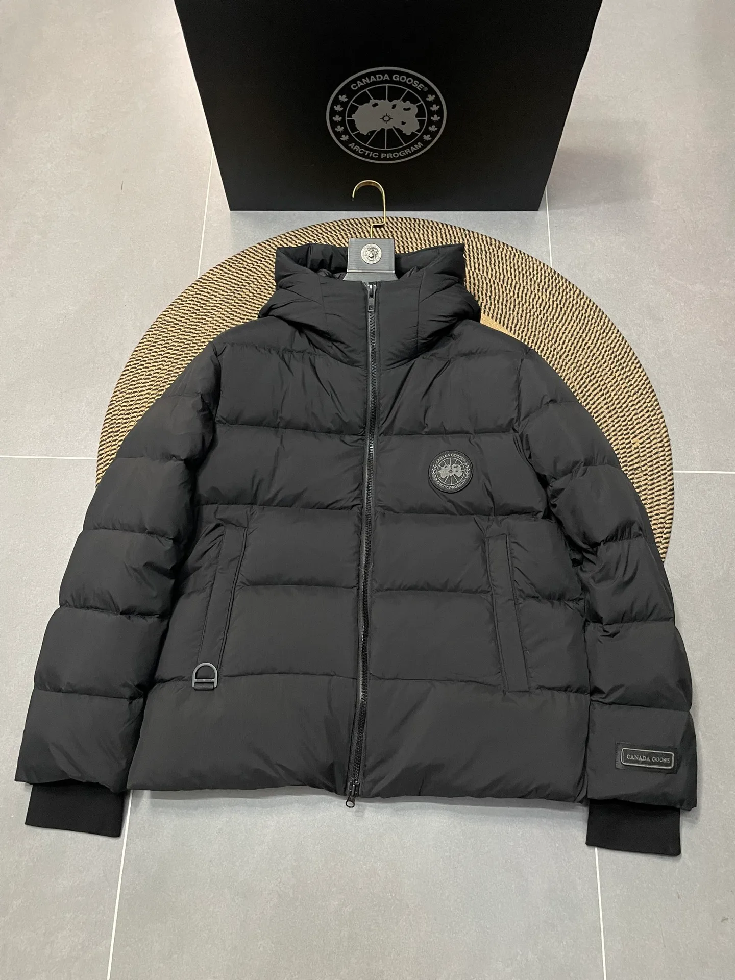 P860 Ouyang Nana second generation Canad goose black label down jacket is a must-have goose black label down jacket in the outerwear industry! The latest designer styles! The goose down jacket has always been a popular element of fashion and is loved by experts from all walks of life! Fashionable hooded cut, high-end customer-supplied fine goose down, high resilience, smooth zipper, strong and firm. Pockets on both sides can store small items, free your hands, and you can go out without worries. It can also meet the need of putting your hands in your pockets👏👏Produced by Big Goose, it can be used as a group uniform by many celebrities. This down jacket uses a double-layer anti-down lining design, which has strong windproof performance and will be very warm in winter! New standard 90% goose down filling, high fluffiness, windproof hooded design. When walking outdoors, pull the collar to the highest position, put your hands in the pockets and it will be very warm. It can be easily controlled by all body types! The interior is equipped with an elastic snow skirt design for better wrapping. The simple and neat style design highlights the masculine temperament. The impeccable style is classic and never goes out of style. It is warm and practical, and it is versatile! You can enter with your eyes closed!    Size: XS-XXL